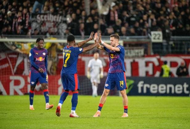 Fußball, Herren, Saison 2025 2026, DFB-Pokal (2. Runde), FC Energie Cottbus - RB Leipzig, v. l. Ridle Baku (RB Leipzig), Christoph Baumgartner (RB Leipzig), Jubel nach Tor zum 0:2, 28.10.2025, Copyright: xMatthiasxKochx