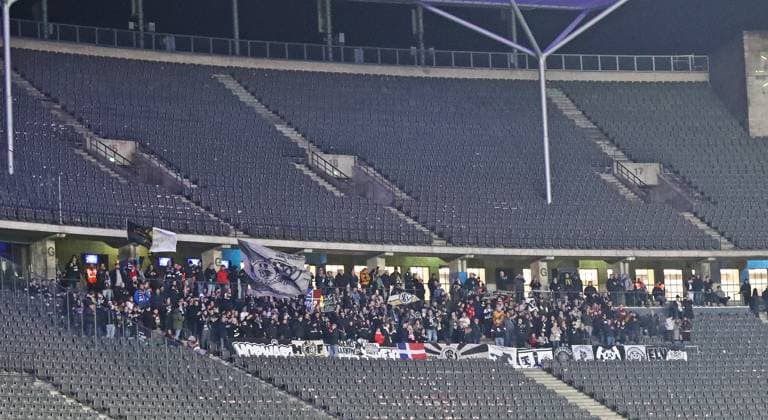 28.10.2025, xmohx, Fussball DFB Pokal 2.Runde, Hertha BSC Berlin - SV Elversberg v.l. Elversberg Fans in Berlin (DFL DFB REGULATIONS PROHIBIT ANY USE OF PHOTOGRAPHS as IMAGE SEQUENCES and or QUASI-VIDEO) Berlin