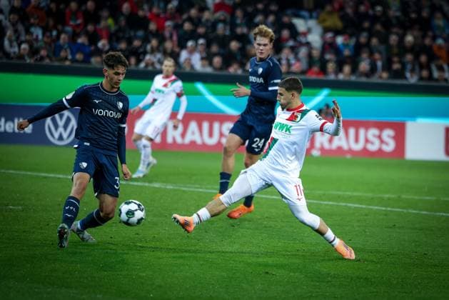 Ismael Gharbi 11 (FC Augsburg) schiesst den Ball aufs Tor, gegen Cajetan Lenz 34 (VfL Bochum), FC Augsburg vs. VfL Bochum 1848, Fussball, Maenner, DFL, DFB-Pokal, Saison 2025 2026, WWK Arena, Zweite Runde, 28.10.2025 Augsburg Bayern Deutschland