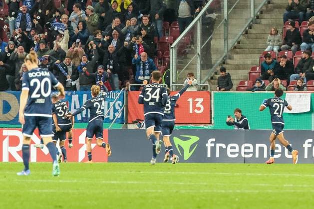 Jubel der Bochumer nach dem 0:1 durch Gerrit Holtmann 17 (VfL Bochum), FC Augsburg vs. VfL Bochum 1848, Fussball, Maenner, DFL, DFB-Pokal, Saison 2025 2026, WWK Arena, Zweite Runde, 28.10.2025 Augsburg Bayern Deutschland
