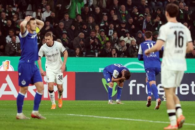 28.10.2025, xrekx, Fussball DFB Pokal 2.Runde, Borussia Moenchengladbach - Karlsruher SC v.l. Torchance Lilian Egloff (Karlsruher SC) Marvin Wanitzek (Karlsruher SC) enttaeuscht, enttäuscht, schaut enttaeuscht, traurig, frustriert, niedergeschlagen, disappointed, sad, frustrated (DFL DFB REGULATIONS PROHIBIT ANY USE OF PHOTOGRAPHS as IMAGE SEQUENCES and or QUASI-VIDEO) Moenchengladbach