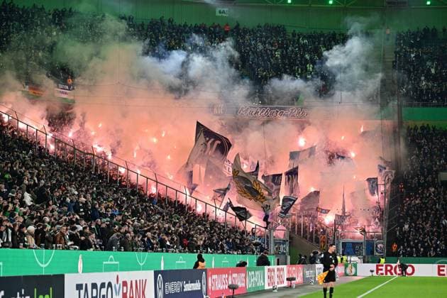 28.10.2025; Moenchengladbach; Fussball, Herren, Saison 2025 2026, DFB-Pokal, 2. Hauptrunde, Borussia Moenchengladbach vs. Karlsruher SC Pyrotechnik im Fanblock der Karlsruher DFL regulations prohibit any use of photographs as image sequences and or quasi-video. Borussia-Park NRW Deutschland