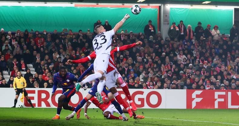 Cottbus - RB Leipzig DFB Pokal Cottbus, 28.10.2025, Stadion der Freundschaft, DFB Pokal, Runde 2 , FC Energie Cottbus vs. RB Leipzig , Im Bild: Faustabwehr von Torwart Marius Funk ( 33, Cottbus). ,
