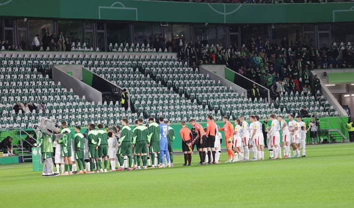 Lere Raenge in der Volkswagenarena Fussball, Saison 2025 2026, Maenner, Herren, DFB Pokal, 2. Hauptrunde, Volkswagenarena Wolfsburg, VfL Wolfsburg gegen Holstein Kiel, 0-1 DFL REGULATIONS PROHIBIT ANY USE OF PHOTOGRAPHS AS IMAGE SEQUENCES AND OR QUASI-VIDEO.