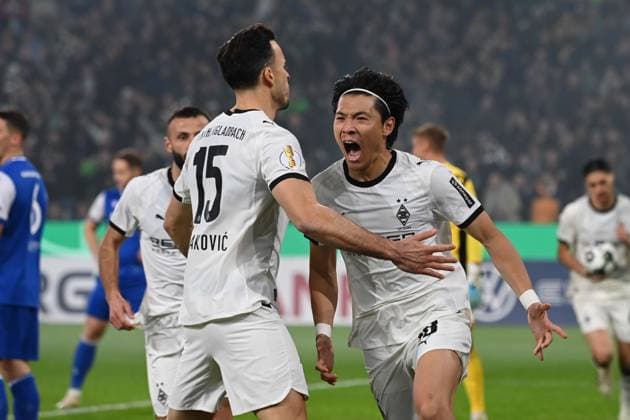 Shuto MACHINO (MG) jubelt nach seinem Tor zum 1-0, Jubel, jubeln, Freude, cheers, mit Haris TABAKOVIC (MG) Fussball, DFB Pokal, 2. Hauptrunde, Borussia Moenchengladbach (MG) - Karlsruher SC (KA) am 28.10.2025 im Borussiapark Moenchengladbach Deutschland. DFL regulations prohibit any use of photographs as image sequences and or quasi-video Â