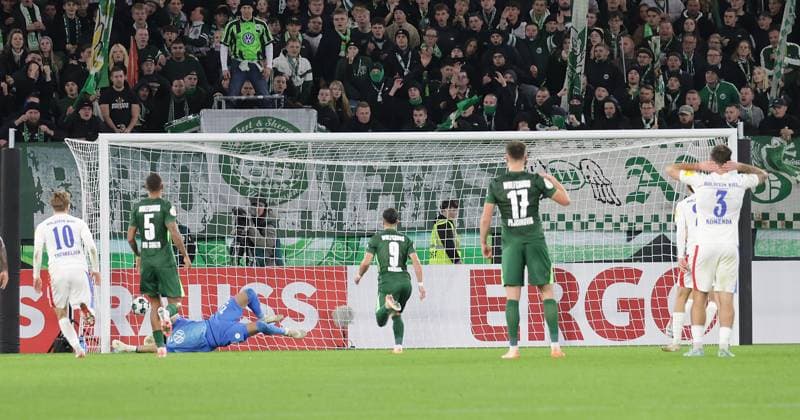 Alexander Bernhardsson (Holstein Kiel), ncht auf dem Foto erzielt per Elfmeter das 0-1 gegen Torhueter Marius Mueller (VfL Wolfsburg) Fussball, Saison 2025 2026, Maenner, Herren, DFB Pokal, 2. Hauptrunde, Volkswagenarena Wolfsburg, VfL Wolfsburg gegen Holstein Kiel, 0-1 DFL REGULATIONS PROHIBIT ANY USE OF PHOTOGRAPHS AS IMAGE SEQUENCES AND OR QUASI-VIDEO.