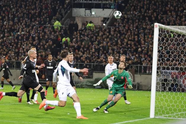 GER, Hamburg, Fussball, DFL, FC St. Pauli vs TSG 1899 Hoffenheim 2. Runde DFB Pokal , im Millerntor Stadion , 28.10.2025 , v.l. Torwart Ben Voll (FC St. Pauli ,1 ) schaut den Ball hinterher DFL regulations prohibit any use of photographs as image sequences and or quasi-video. Copyright: HMBxMedia FernandoxSoares