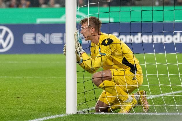 28.10.2025, Fussball: DFB Pokal, Saison 2025 2026, 2. Runde, Borussia Moenchengladbach vs. Karlsruher SC im Borussia Park in Moenchengladbach. Hans Christian Bernat (Karlsruher SC, 01) ordnet seine Mauer. Wichtiger Hinweis: Gemaess den Vorgaben der DFL Deutsche Fussball Liga bzw. des DFB Deutscher Fussball-Bund ist es untersagt, in dem Stadion und oder vom Spiel angefertigte Fotoaufnahmen in Form von Sequenzbildern und oder videoaehnlichen Fotostrecken zu verwerten bzw. verwerten zu lassen. Foto: Kirchner-Media Thomas Haesler Copyright: xKirchner-Media ThomasxHaeslerx