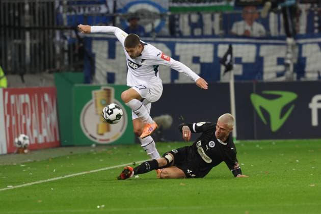 GER, Hamburg, Fussball, DFL, FC St. Pauli vs TSG 1899 Hoffenheim 2. Runde DFB Pokal , im Millerntor Stadion , 28.10.2025 , v.l. Andrej Kramaric (TSG 1899 Hoffenheim, 27) , Louis Oppie (FC St. Pauli , 23) DFL regulations prohibit any use of photographs as image sequences and or quasi-video. Copyright: HMBxMedia FernandoxSoares