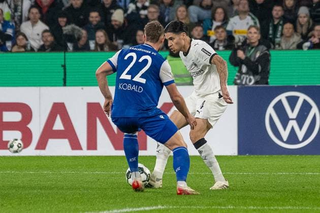 28.10.2025, Fussball: DFB Pokal, Saison 2025 2026, 2. Runde, Borussia Moenchengladbach vs. Karlsruher SC im Borussia Park in Moenchengladbach. Zweikampf zwischen Chistoph Kobald (Karlsruher SC, 22) und Kevin Diks (Borussia Moenchengladbach, 04). Wichtiger Hinweis: Gemaess den Vorgaben der DFL Deutsche Fussball Liga bzw. des DFB Deutscher Fussball-Bund ist es untersagt, in dem Stadion und oder vom Spiel angefertigte Fotoaufnahmen in Form von Sequenzbildern und oder videoaehnlichen Fotostrecken zu verwerten bzw. verwerten zu lassen. Foto: Kirchner-Media Thomas Haesler Copyright: xKirchner-Media ThomasxHaeslerx