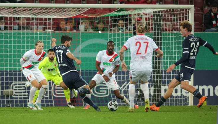 28.10.2024, DFB Pokal 2. Runde, FC Augsburg vs VfL Bochum, WWK Arena Augsburg, Fussball, im Bild: Tor zum 0:1 durch Gerrit Holtmann (VfL Bochum)