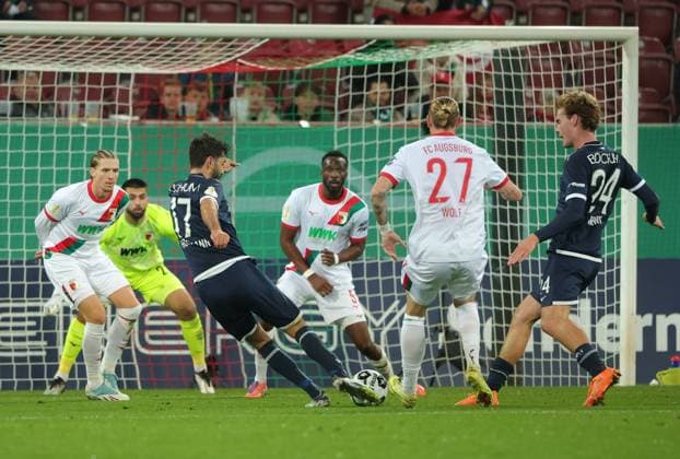 28.10.2024, DFB Pokal 2. Runde, FC Augsburg vs VfL Bochum, WWK Arena Augsburg, Fussball, im Bild: Tor zum 0:1 durch Gerrit Holtmann (VfL Bochum)