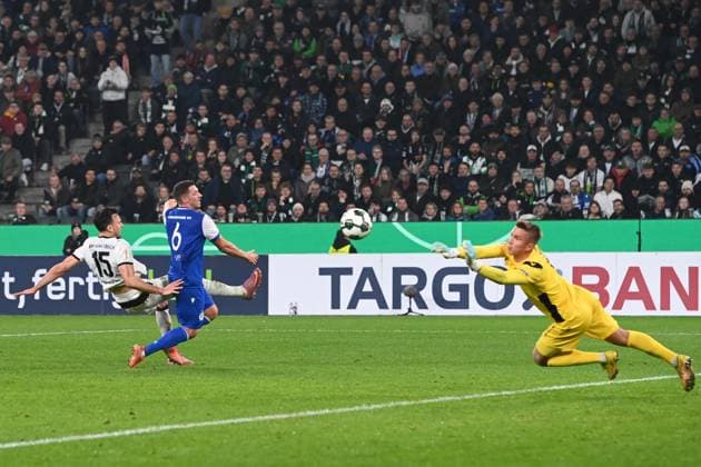 Haris TABAKOVIC (MG) Torchance gegen Torwart Hans Christian BERNAT (KA) Fussball, DFB Pokal, 2. Hauptrunde, Borussia Moenchengladbach (MG) - Karlsruher SC (KA) am 28.10.2025 im Borussiapark Moenchengladbach Deutschland. DFL regulations prohibit any use of photographs as image sequences and or quasi-video Â