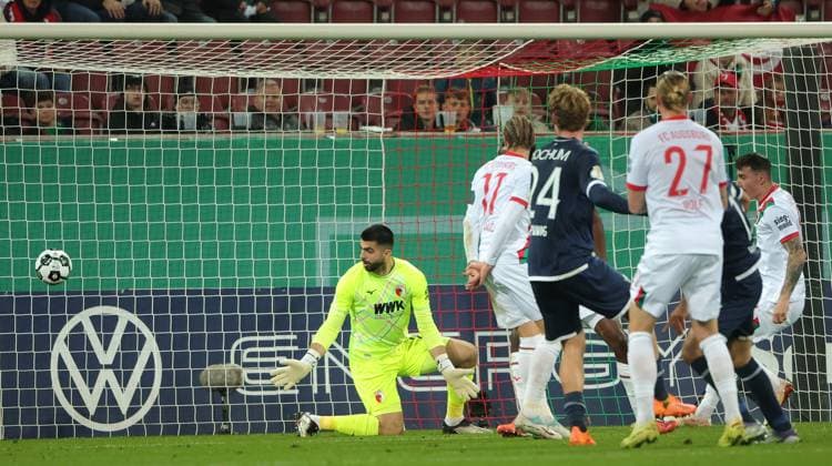28.10.2024, DFB Pokal 2. Runde, FC Augsburg vs VfL Bochum, WWK Arena Augsburg, Fussball, im Bild: Tor zum 0:1 durch Gerrit Holtmann (VfL Bochum), Nediljko Labrovic (FC Augsburg) geschlagen