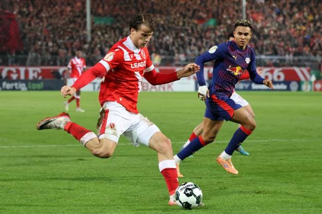 11 Moritz Hannemann (Energie Cottbus, l.), 7 Antonio Nusa (Leipzig) Fussball DFB-Pokal 2. Hauptrunde 2025 2026 FC Energie Cottbus - RB Leipzig