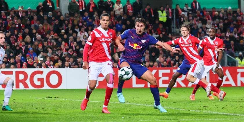 Cottbus - RB Leipzig DFB Pokal Cottbus, 28.10.2025, Stadion der Freundschaft, DFB Pokal, Runde 2 , FC Energie Cottbus vs. RB Leipzig , Im Bild von links; King Manu ( 2, Cottbus), Willi Orban (4, RB Leipzig). ,