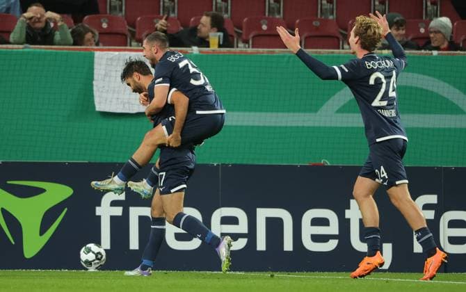 28.10.2024, DFB Pokal 2. Runde, FC Augsburg vs VfL Bochum, WWK Arena Augsburg, Fussball, im Bild: Gerrit Holtmann (VfL Bochum), Maximilian Wittek (VfL Bochum) und Mats Pannewig (VfL Bochum) jubeln