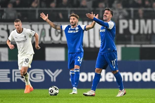 28.10.2025, Fussball: DFB Pokal, Saison 2025 2026, 2. Runde, Borussia Moenchengladbach vs. Karlsruher SC im Borussia Park in Moenchengladbach. Fabian Schleusener (Karlsruher SC, 24) und Philipp Foerster (Karlsruher SC, 11) sind mit der Entscheidung nicht einverstanden. Wichtiger Hinweis: Gemaess den Vorgaben der DFL Deutsche Fussball Liga bzw. des DFB Deutscher Fussball-Bund ist es untersagt, in dem Stadion und oder vom Spiel angefertigte Fotoaufnahmen in Form von Sequenzbildern und oder videoaehnlichen Fotostrecken zu verwerten bzw. verwerten zu lassen. Foto: Kirchner-Media Thomas Haesler Copyright: xKirchner-Media ThomasxHaeslerx