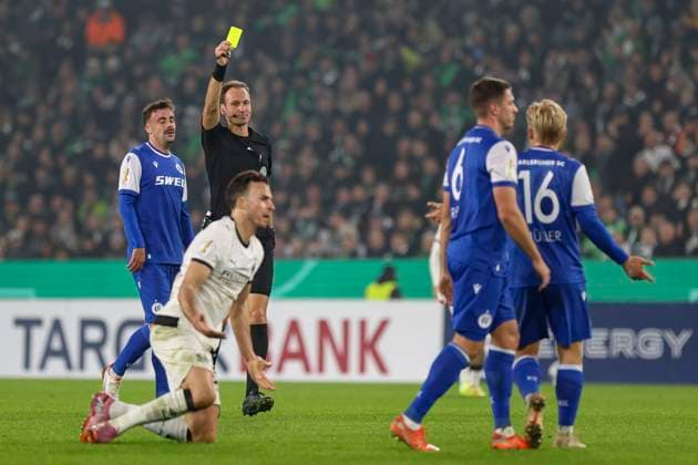 Mönchengladbach, Deutschland, 28.10.25: Nicolai Rapp (Karlsruher SC) erhaelt die gelbe Karte von Schiedsrichter Bastian Dankert. waehrend des Spiels der DFB-Pokal 2. Runde zwischen Borussia Mönchengladbach vs Karlsruher SC im Stadion im Borussia Park Mönchengladbach Stadion im Borussia Park North Rhine-Westphalia Germany Copyright: xBrauer-Fotoagenturx xAdrianxSchlx