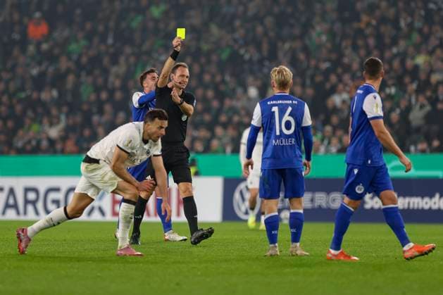 Mönchengladbach, Deutschland, 28.10.25: Nicolai Rapp (Karlsruher SC) erhaelt die gelbe Karte von Schiedsrichter Bastian Dankert. waehrend des Spiels der DFB-Pokal 2. Runde zwischen Borussia Mönchengladbach vs Karlsruher SC im Stadion im Borussia Park Mönchengladbach Stadion im Borussia Park North Rhine-Westphalia Germany Copyright: xBrauer-Fotoagenturx xAdrianxSchlx