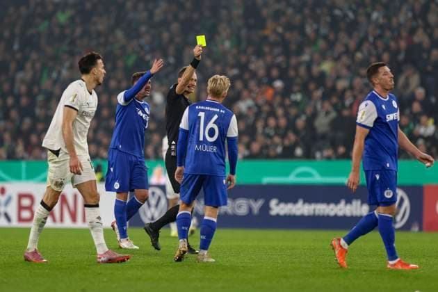 Mönchengladbach, Deutschland, 28.10.25: Nicolai Rapp (Karlsruher SC) erhaelt die gelbe Karte von Schiedsrichter Bastian Dankert. waehrend des Spiels der DFB-Pokal 2. Runde zwischen Borussia Mönchengladbach vs Karlsruher SC im Stadion im Borussia Park Mönchengladbach Stadion im Borussia Park North Rhine-Westphalia Germany Copyright: xBrauer-Fotoagenturx xAdrianxSchlx