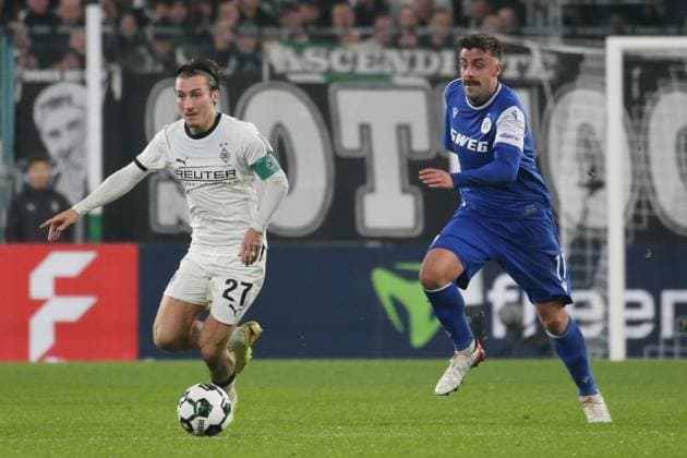 Mönchengladbach, Deutschland 28. Oktober 2025: DFB Pokal - 2025 2026 - Borussia Mönchengladbach vs. Karlsruher SC Im Bild: v. li. im Zweikampf Rocco Reitz (BMG) und Philipp Förster Foerster (KSC) DFB regulations prohibit any use of photographs as image sequences and or quasi-video. Borussia Park Nordrhein Westfalen Copyright: xFotostandx xvanxderxVeldenx