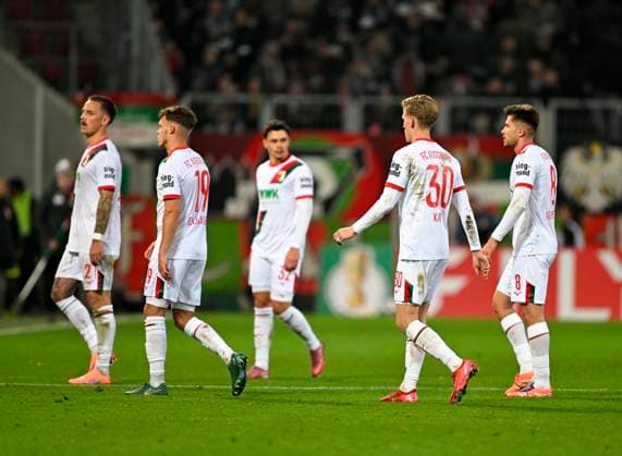 28.10.2025, Fussball DFB-Pokal 2025 2026, 2.Runde, FC Augsburg - VfL Bochum, in der WWK-Arena Augsburg. v.l. Philipp Tietz (FC Augsburg), Robin Fellhauer (Augsburg), Fabian Rieder (FC Augsburg) , Anton Kade (FC Augsburg) und Elvis Rexhbecaj (FC Augsburg) lassen die Köpfe hängen.