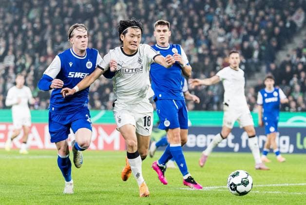 DFB Pokal: Borussia Moenchengladbach vs. Karlsruher SC, 28.10.2025 MOENCHENGLADBACH, GERMANY - OCTOBER 28: David Herold (Karlsruher SC, 20) and Shuto Machino (Borussia Moenchengladbach, 18) battle for the ball during the DFB Pokal match between Borussia Moenchengladbach vs. Karlsruher SC at Borussia Park on matchday 2 of DFB Pokal on October 28, 2025 in Moenchengladbach, Germany. DFB REGULATIONS PROHIBIT ANY USE OF PHOTOGRAPHS AS IMAGE SEQUENCES AND OR QUASI-VIDEO. Copyright: xBEAUTIFULxSPORTS Wunderlx