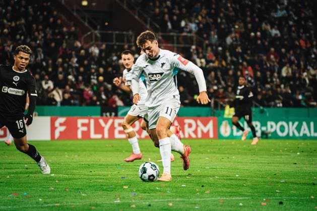 HAMBURG, GERMANY - OCTOBER 28: Fisnik Asllani (TSG Hoffenheim, 11) with the ball during the DFB-Pokal match between DFB-Pokal: St. Pauli vs. TSG Hoffenheim at Millerntor-Stadion on round 2 of the DFB-Pokal on October 28, 2025 in Hamburg, Germany. DFL REGULATIONS PROHIBIT ANY USE OF PHOTOGRAPHS AS IMAGE SEQUENCES AND OR QUASI-VIDEO. Hamburg Germany Copyright: xBEAUTIFULxSPORTS Tonhäuserx