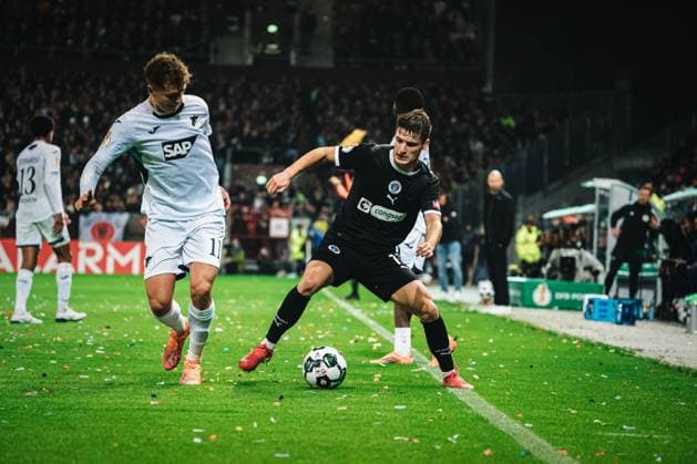 HAMBURG, GERMANY - OCTOBER 28: Fisnik Asllani (TSG Hoffenheim, 11) in duel with Arkadiusz Pyrka (FC St. Pauli, 11) during the DFB-Pokal match between DFB-Pokal: St. Pauli vs. TSG Hoffenheim at Millerntor-Stadion on round 2 of the DFB-Pokal on October 28, 2025 in Hamburg, Germany. DFL REGULATIONS PROHIBIT ANY USE OF PHOTOGRAPHS AS IMAGE SEQUENCES AND OR QUASI-VIDEO. Hamburg Germany Copyright: xBEAUTIFULxSPORTS Tonhäuserx
