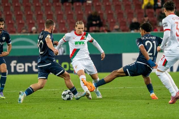 Kristijan Jakic (FC Augsburg, 17) wird von Maximilian Wittek (VfL Bochum, 32) und Francis Onyeka (VfL Bochum, 21) angefriffen, GER, FC Augsburg vs. VfL Bochum, Fussball, DFB Pokal, 2. Runde, Spielzeit 2025 2026, 28.10.2025, DFL REGULATIONS PROHIBIT ANY USE OF PHOTOGRAPHS AS IMAGE SEQUENCES AND OR QUASI-VIDEO, GER, FC Augsburg vs. VfL Bochum, Fussball, DFB Pokal, 2. Runde, Spielzeit 2025 2026, 28.10.2025, Augsburg Copyright: xEibner-Pressefoto EdwardxCheungx EP_ECG
