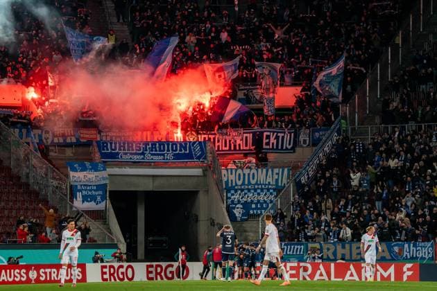 Der VfL Bochum feiert die Fuehrung zum 0-1 mit den Fans, GER, FC Augsburg vs. VfL Bochum, Fussball, DFB Pokal, 2. Runde, Spielzeit 2025 2026, 28.10.2025, DFL REGULATIONS PROHIBIT ANY USE OF PHOTOGRAPHS AS IMAGE SEQUENCES AND OR QUASI-VIDEO, GER, FC Augsburg vs. VfL Bochum, Fussball, DFB Pokal, 2. Runde, Spielzeit 2025 2026, 28.10.2025, Augsburg Copyright: xEibner-Pressefoto EdwardxCheungx EP_ECG