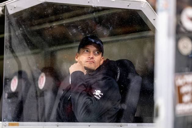 Hamburg, 28. Oktober 2025 - Fußball, DFB-Pokal 2025 26, FC St. Pauli - TSG 1899 Hoffenheim: Alexander Blessin (FC St. Pauli, Trainer) DFL REGULATIONS PROHIBIT ANY USE OF PHOTOGRAPHS AS IMAGE SEQUENCES AND OR QUASI-VIDEO.