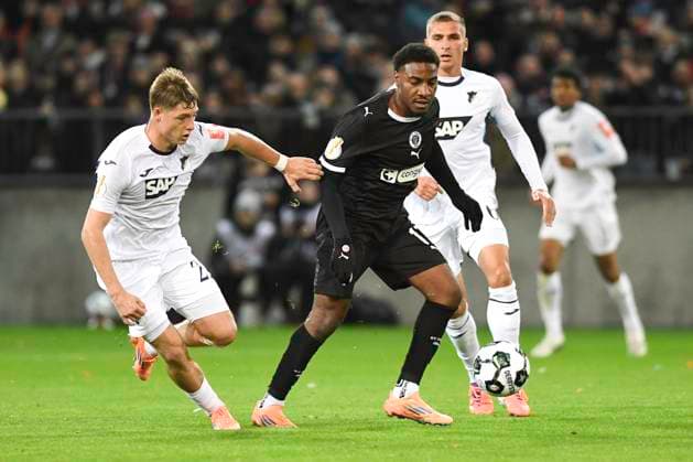 GER; 2. FBL, FC St. Pauli vs TSG 1899 Hoffenheim .28.10.2025, Millerntorstadion, Hamburg, GER; DFB-Pokal, FC St. Pauli vs TSG 1899 Hoffenheim im Bild Oladapo Afolayan (Pauli 17) versucht sich gegen Alexander Prass (Hoffenheim 22) durchzusetzen
