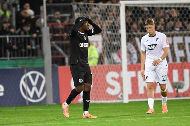 GER; 2. FBL, FC St. Pauli vs TSG 1899 Hoffenheim .28.10.2025, Millerntorstadion, Hamburg, GER; DFB-Pokal, FC St. Pauli vs TSG 1899 Hoffenheim im Bild Oladapo Afolayan (Pauli 17) schlaegt die Haende ueber dem Kofp zusammen