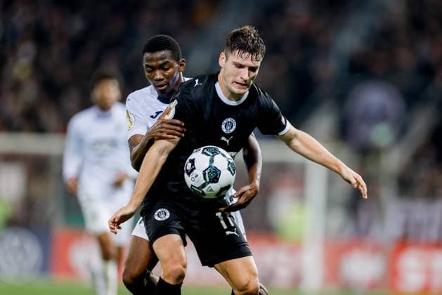 Hamburg, 28. Oktober 2025 - Fußball, DFB-Pokal 2025 26, FC St. Pauli - TSG 1899 Hoffenheim: Arkadiusz Pyrka (FC St. Pauli, 11), Bazoumana Toure (TSG 1899 Hoffenheim, 29) DFL REGULATIONS PROHIBIT ANY USE OF PHOTOGRAPHS AS IMAGE SEQUENCES AND OR QUASI-VIDEO.