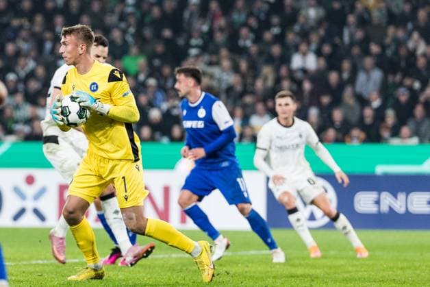 DFB Pokal: Borussia Moenchengladbach vs. Karlsruher SC, 28.10.2025 MOENCHENGLADBACH, GERMANY - OCTOBER 28: Hans Christian Bernat (Karlsruher SC, 1) catching the ball during the DFB Pokal match between Borussia Moenchengladbach vs. Karlsruher SC at Borussia Park on matchday 2 of DFB Pokal on October 28, 2025 in Moenchengladbach, Germany. DFB REGULATIONS PROHIBIT ANY USE OF PHOTOGRAPHS AS IMAGE SEQUENCES AND OR QUASI-VIDEO. Copyright: xBEAUTIFULxSPORTS Wunderlx
