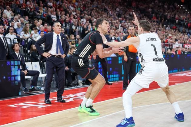 Vladimir Lucic (FC Bayern Basketball, 11) mit David Kraemer (Real Madrid, 01) und Sergio Scariolo (Real Madrid, Cheftrainer), GER, FC Bayern Basketball vs. Real Madrid, Basketball, Euroleague, 7. Spieltag, Saison 2025 2026, 28.10.2025, GER, FC Bayern Basketball vs. Real Madrid, Basketball, Euroleague, 7. Spieltag, Saison 2025 2026, 28.10.2025 Muenchen Copyright: xEibner-Pressefoto JennixMaulx EP_JML