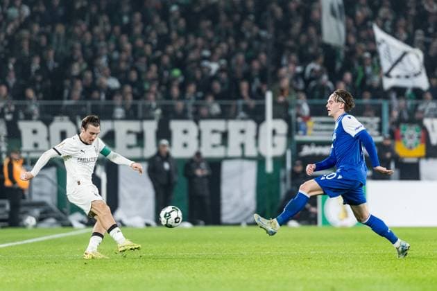 DFB Pokal: Borussia Moenchengladbach vs. Karlsruher SC, 28.10.2025 MOENCHENGLADBACH, GERMANY - OCTOBER 28: Rocco Reitz (Borussia Moenchengladbach, 27) controls the ball against David Herold (Karlsruher SC, 20) during the DFB Pokal match between Borussia Moenchengladbach vs. Karlsruher SC at Borussia Park on matchday 2 of DFB Pokal on October 28, 2025 in Moenchengladbach, Germany. DFB REGULATIONS PROHIBIT ANY USE OF PHOTOGRAPHS AS IMAGE SEQUENCES AND OR QUASI-VIDEO. Copyright: xBEAUTIFULxSPORTS Wunderlx