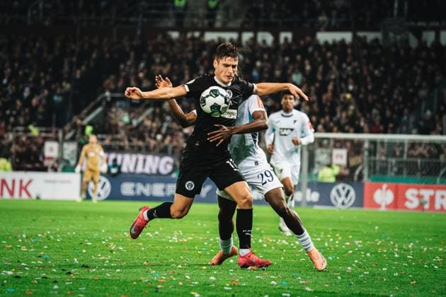 DFB-Pokal: St. Pauli vs. TSG Hoffenheim, 28.10.2025 HAMBURG, GERMANY - OCTOBER 28: Arkadiusz Pyrka (FC St. Pauli, 11) with the ball during the DFB-Pokal match between DFB-Pokal: St. Pauli vs. TSG Hoffenheim at Millerntor-Stadion on round 2 of the DFB-Pokal on October 28, 2025 in Hamburg, Germany. DFL REGULATIONS PROHIBIT ANY USE OF PHOTOGRAPHS AS IMAGE SEQUENCES AND OR QUASI-VIDEO. Copyright: xBEAUTIFULxSPORTS Tonhäuserx