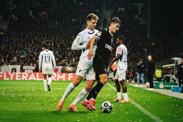 DFB-Pokal: St. Pauli vs. TSG Hoffenheim, 28.10.2025 HAMBURG, GERMANY - OCTOBER 28: Fisnik Asllani (TSG Hoffenheim, 11) in duel with Arkadiusz Pyrka (FC St. Pauli, 11) during the DFB-Pokal match between DFB-Pokal: St. Pauli vs. TSG Hoffenheim at Millerntor-Stadion on round 2 of the DFB-Pokal on October 28, 2025 in Hamburg, Germany. DFL REGULATIONS PROHIBIT ANY USE OF PHOTOGRAPHS AS IMAGE SEQUENCES AND OR QUASI-VIDEO. Copyright: xBEAUTIFULxSPORTS Tonhäuserx