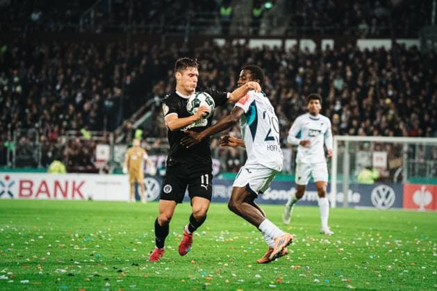 DFB-Pokal: St. Pauli vs. TSG Hoffenheim, 28.10.2025 HAMBURG, GERMANY - OCTOBER 28: Arkadiusz Pyrka (FC St. Pauli, 11) in duel with Bazoumana Toure (TSG Hoffenheim, 29) during the DFB-Pokal match between DFB-Pokal: St. Pauli vs. TSG Hoffenheim at Millerntor-Stadion on round 2 of the DFB-Pokal on October 28, 2025 in Hamburg, Germany. DFL REGULATIONS PROHIBIT ANY USE OF PHOTOGRAPHS AS IMAGE SEQUENCES AND OR QUASI-VIDEO. Copyright: xBEAUTIFULxSPORTS Tonhäuserx