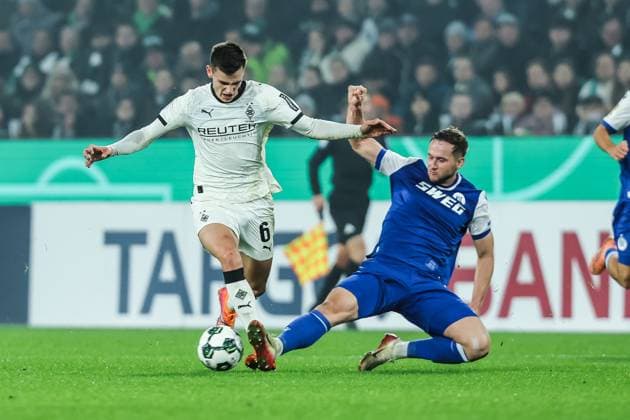 Fussball, DFB-Pokal Saison 2025 2026 2. Runde Borussia Mönchengladbach - Karlsruher SC 28.10.2025, BORUSSIA-PARK Yannik Engelhardt (Borussia Mönchengladbach, 6) Christoph Kobald (Karlsruher SC, 22) Zweikampf Mönchengladbach BORUSSIA-PARK Nordrhein-Westfalen Deutschland