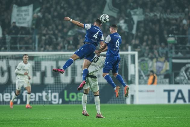 Fussball, DFB-Pokal Saison 2025 2026 2. Runde Borussia Mönchengladbach - Karlsruher SC 28.10.2025, BORUSSIA-PARK Marcel Beifus (Karlsruher SC, 4) Haris Tabakovic (Borussia Mönchengladbach, 15) Nicolai Rapp (Karlsruher SC, 6) Mönchengladbach BORUSSIA-PARK Nordrhein-Westfalen Deutschland