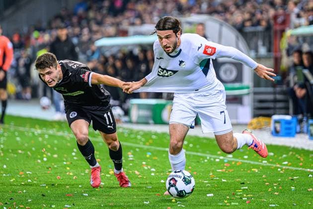Fußball I Herren I Saison 2025-2026 I DFB-Pokal I 2. Runde I FC St. Pauli - TSG 1899 Hoffenheim I 28.10.2025 Arkadiusz Pyrka (11, FC St. Pauli), Leon Avdullahu (7, TSG 1899 Hoffenheim) Hamburg Millerntor-Stadion Hamburg Deutschland Copyright: xLobecax xHenningxRohlfsx