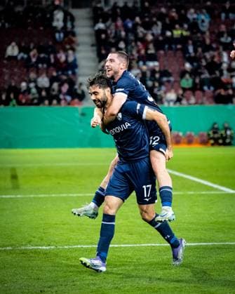 Fussball, Saison 2025 2026, DFB-Pokal, WWK-Arena Augsburg, 2. Runde, FC Augsburg - VfL Bochum, 28.10.2025 28.10.2025, Fussball, Saison 2025 2026, DFB-Pokal, WWK-Arena Augsburg, 2. Runde, FC Augsburg - VfL Bochum, Torjubel Jubel Freude nach Treffer Tor Torschuss zum 0:1 durch 17 Gerrit Holtmann (VfL Bochum). v.l. 17 Gerrit Holtmann (VfL Bochum), 32 Maximilian Wittek (VfL Bochum) Foto: Lucca Fundel Augsburg WWK-Arena Bayern Deutschland
