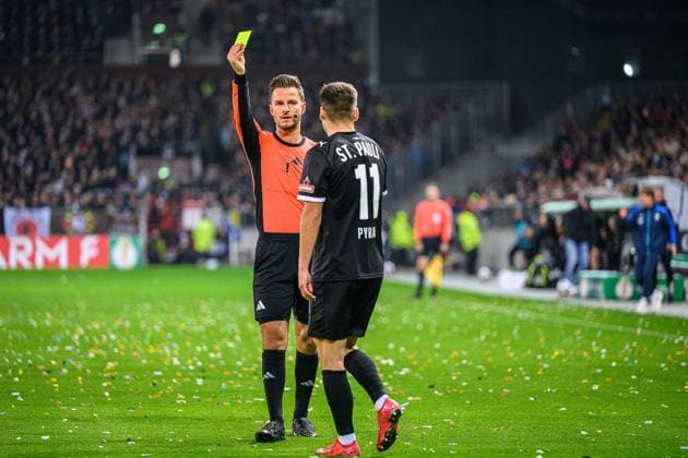 Fußball I Herren I Saison 2025-2026 I DFB-Pokal I 2. Runde I FC St. Pauli - TSG 1899 Hoffenheim I 28.10.2025 Daniel Schlager (Schiedsrichter), Arkadiusz Pyrka (11, FC St. Pauli) Hamburg Millerntor-Stadion Hamburg Deutschland Copyright: xLobecax xHenningxRohlfsx