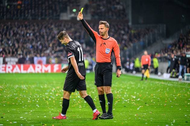 Fußball I Herren I Saison 2025-2026 I DFB-Pokal I 2. Runde I FC St. Pauli - TSG 1899 Hoffenheim I 28.10.2025 Arkadiusz Pyrka (11, FC St. Pauli), Daniel Schlager (Schiedsrichter) Hamburg Millerntor-Stadion Hamburg Deutschland Copyright: xLobecax xHenningxRohlfsx