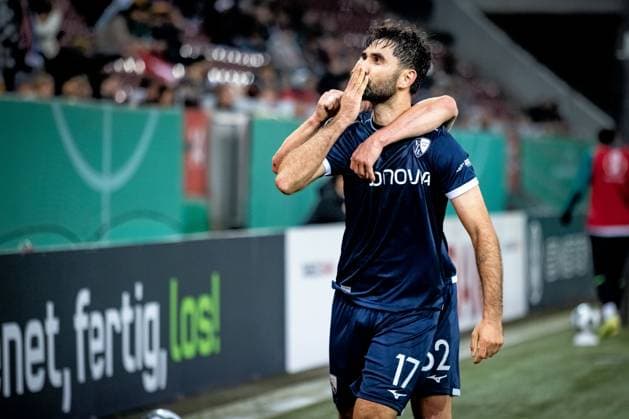 Fussball, Saison 2025 2026, DFB-Pokal, WWK-Arena Augsburg, 2. Runde, FC Augsburg - VfL Bochum, 28.10.2025 28.10.2025, Fussball, Saison 2025 2026, DFB-Pokal, WWK-Arena Augsburg, 2. Runde, FC Augsburg - VfL Bochum, Torjubel Jubel Freude nach Treffer Tor Torschuss zum 0:1 durch 17 Gerrit Holtmann (VfL Bochum). Foto: Lucca Fundel Augsburg WWK-Arena Bayern Deutschland