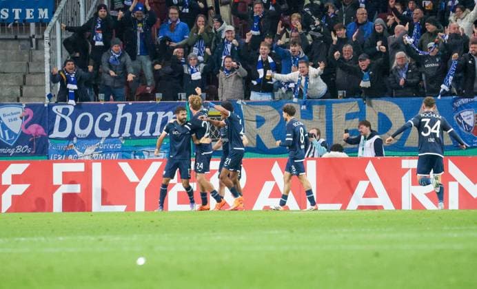 Deutschland: DFB-Pokal 2025 26, 2. Runde - FC Augsburg vs VfL Bochum - WWK Arena (Augsburg): Gerrit Holtmann, (VfL Bochum, 17) Torjubel zum 0:1 für Bochum Augsburg WWK Arena Bayern Deutschland Copyright: xBenedictxChristx